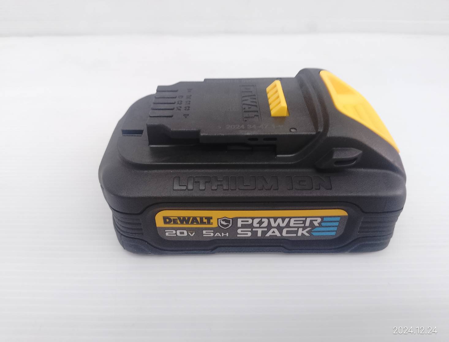 DEWALT แบตเตอรี่ Powerstack 20V / 5.0Ah DCBP520G-B1 (ยางกันกระแทก)