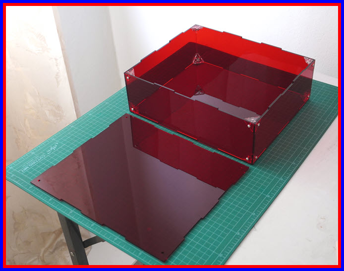 1x กล่องอะคริลิคสีแดงใสรุ่น MB3025 ขนาด 300x250x100 มม.