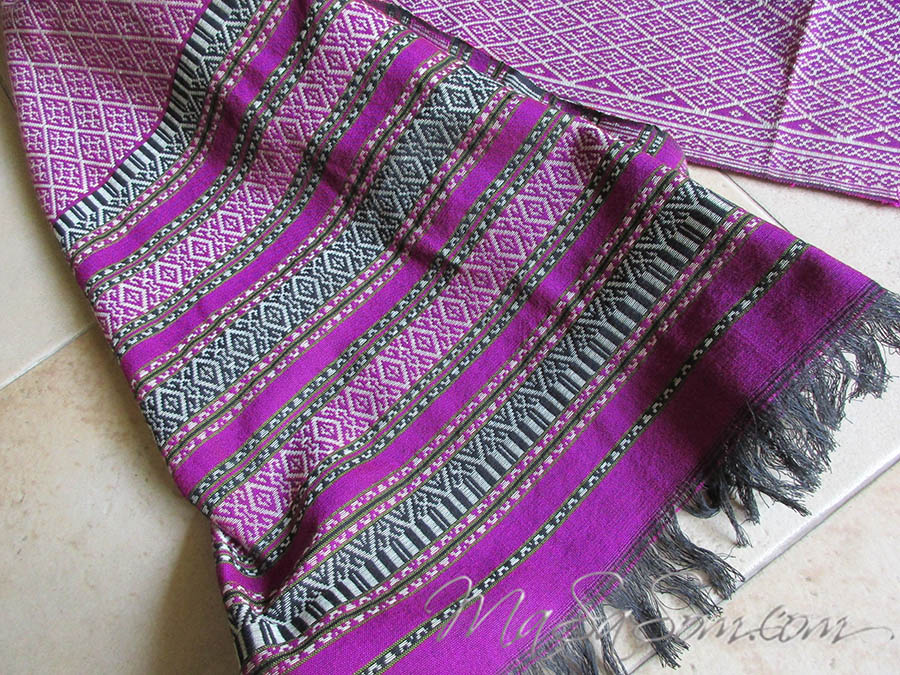 ผ้าคลุมไหล่ทอมือสีแดง