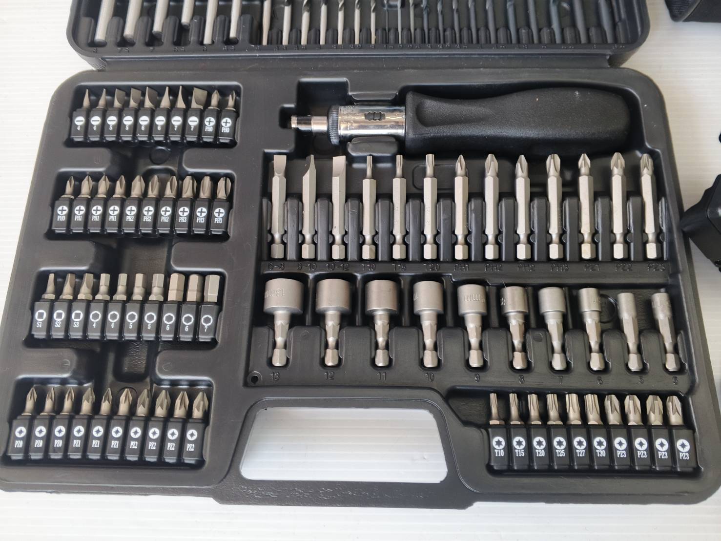 DEWALT รุ่น DCD700S2A-B1 สว่านไขควงไร้สาย 12V + ชุดดอก 109 ชิ้น