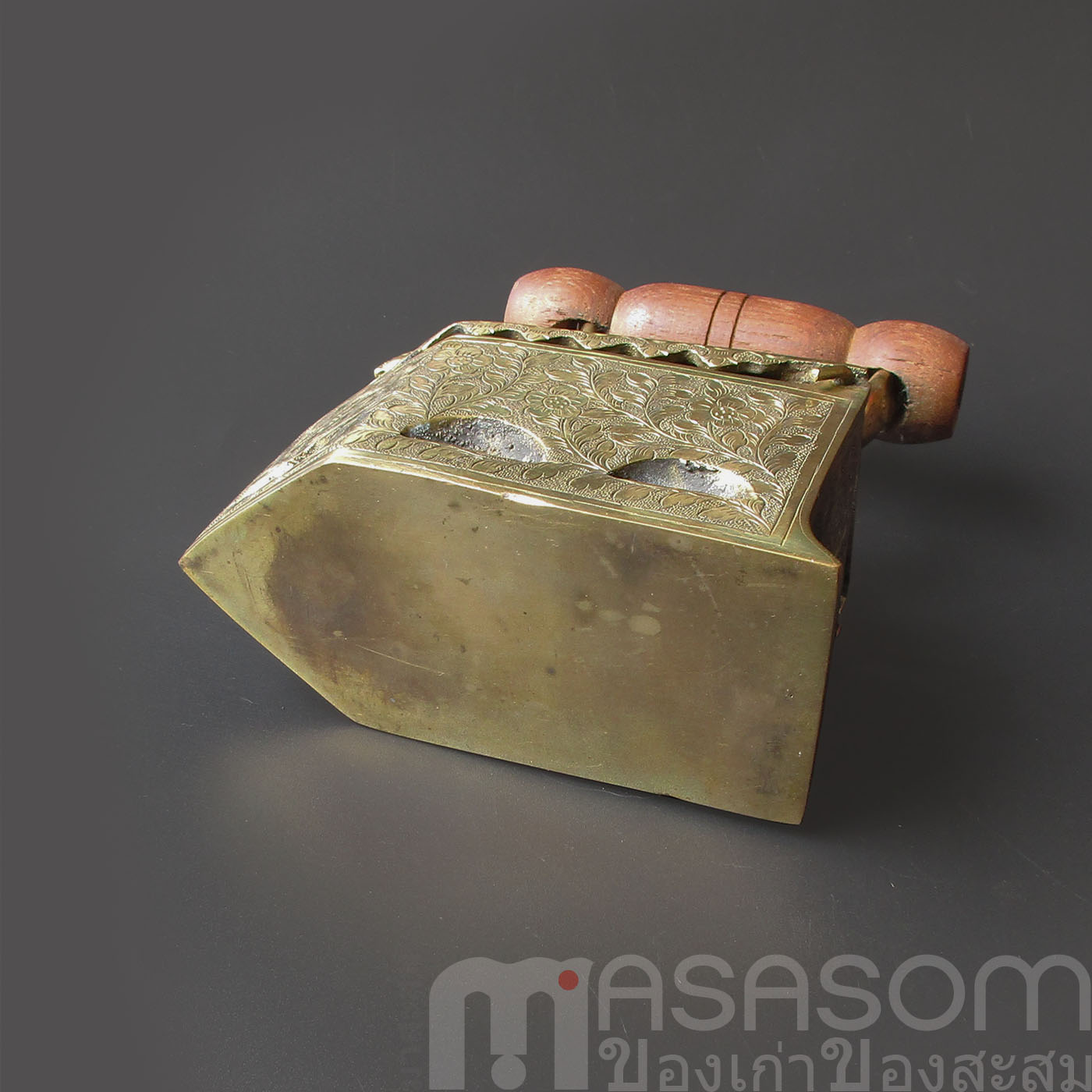 เตารีดทองเหลืองตอกลายขนาดเล็ก