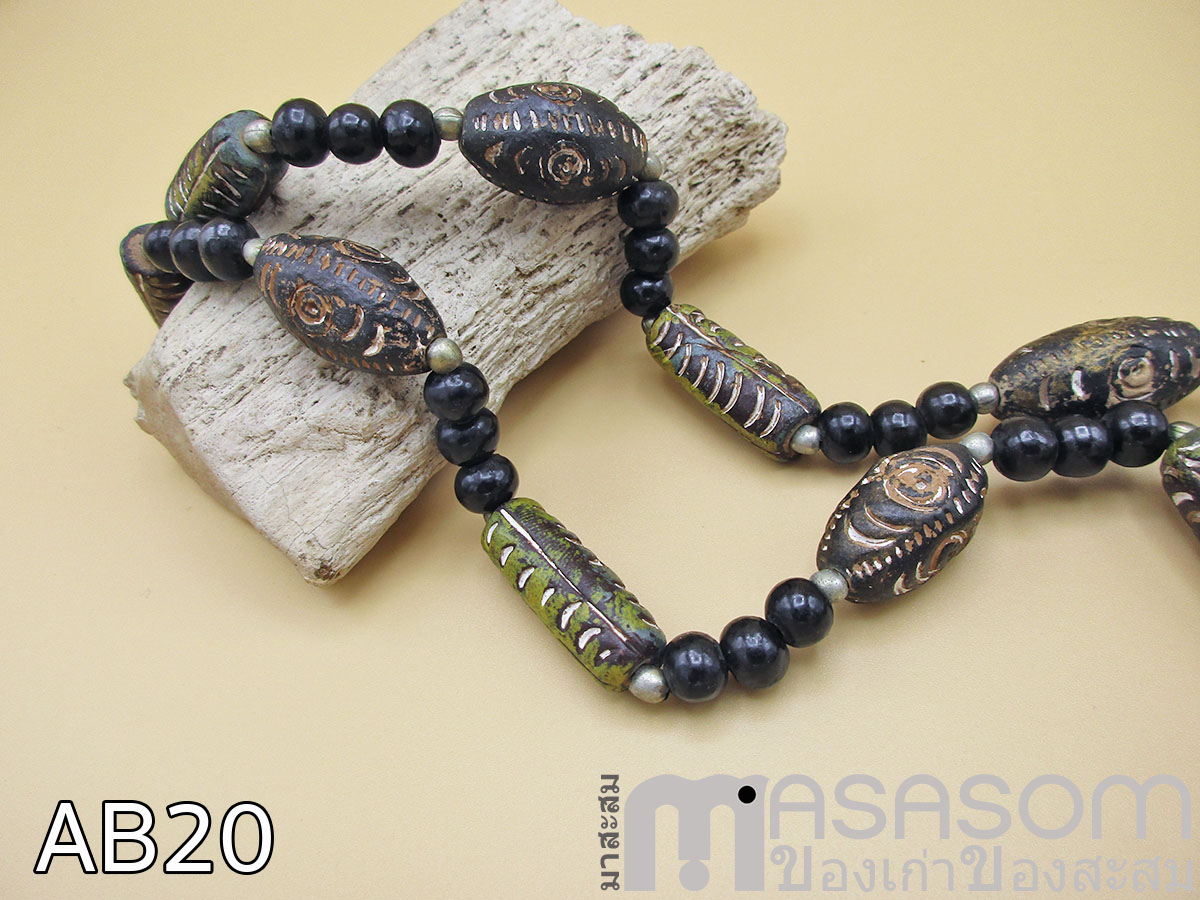 สร้อยลูกปัดดินเผาเก่า