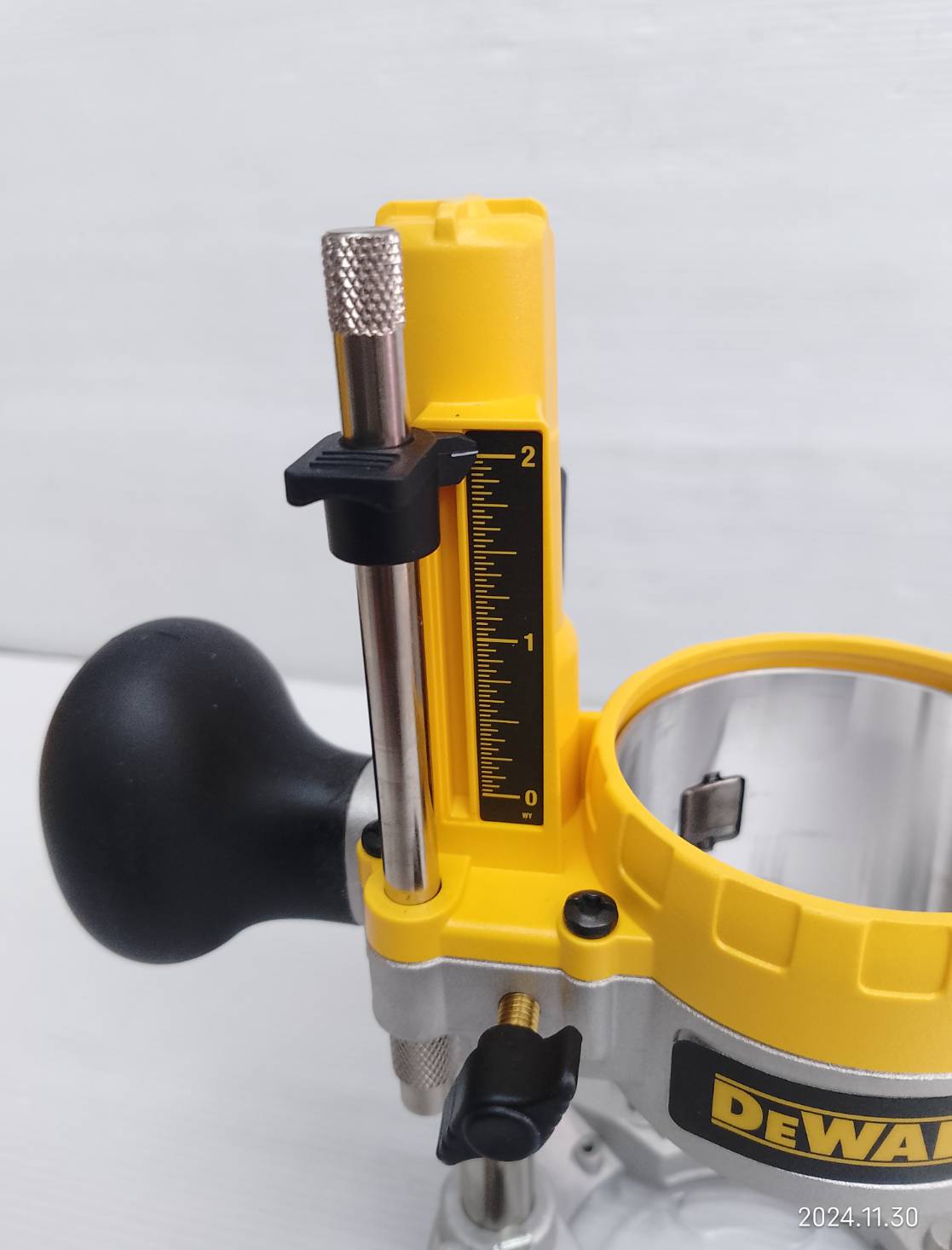 DEWALT แท่นกดเสริมสำหรับทริมเมอร์ DCW600 (เสื้อทริมเมอร์) รุ่น DNP612