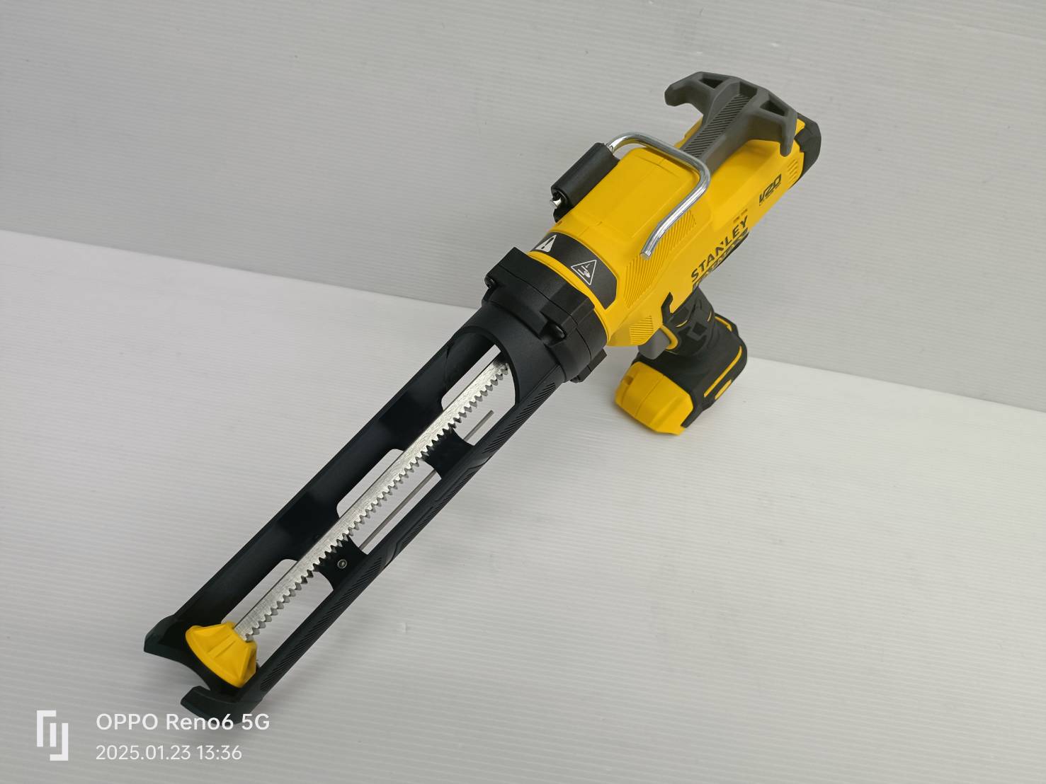 STANLEY รุ่น SCE600B-B3 ปืนยิงซิลิโคน 20V Max