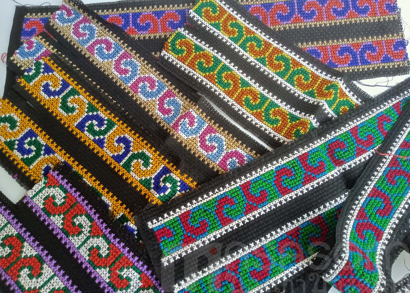 ผ้าปักครอสติชคละลาย