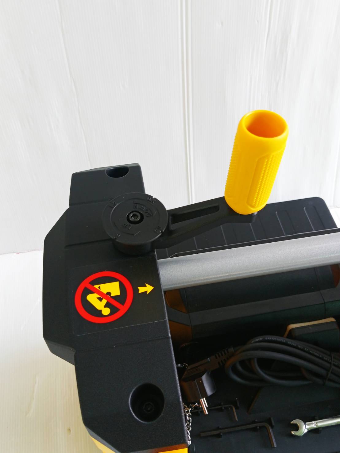 STANLEY เครื่องรีดไม้ไฟฟ้า 12 นิ้ว STP18-B1 (1800 วัตต์) รับประกันศูนย์ 2 ปี