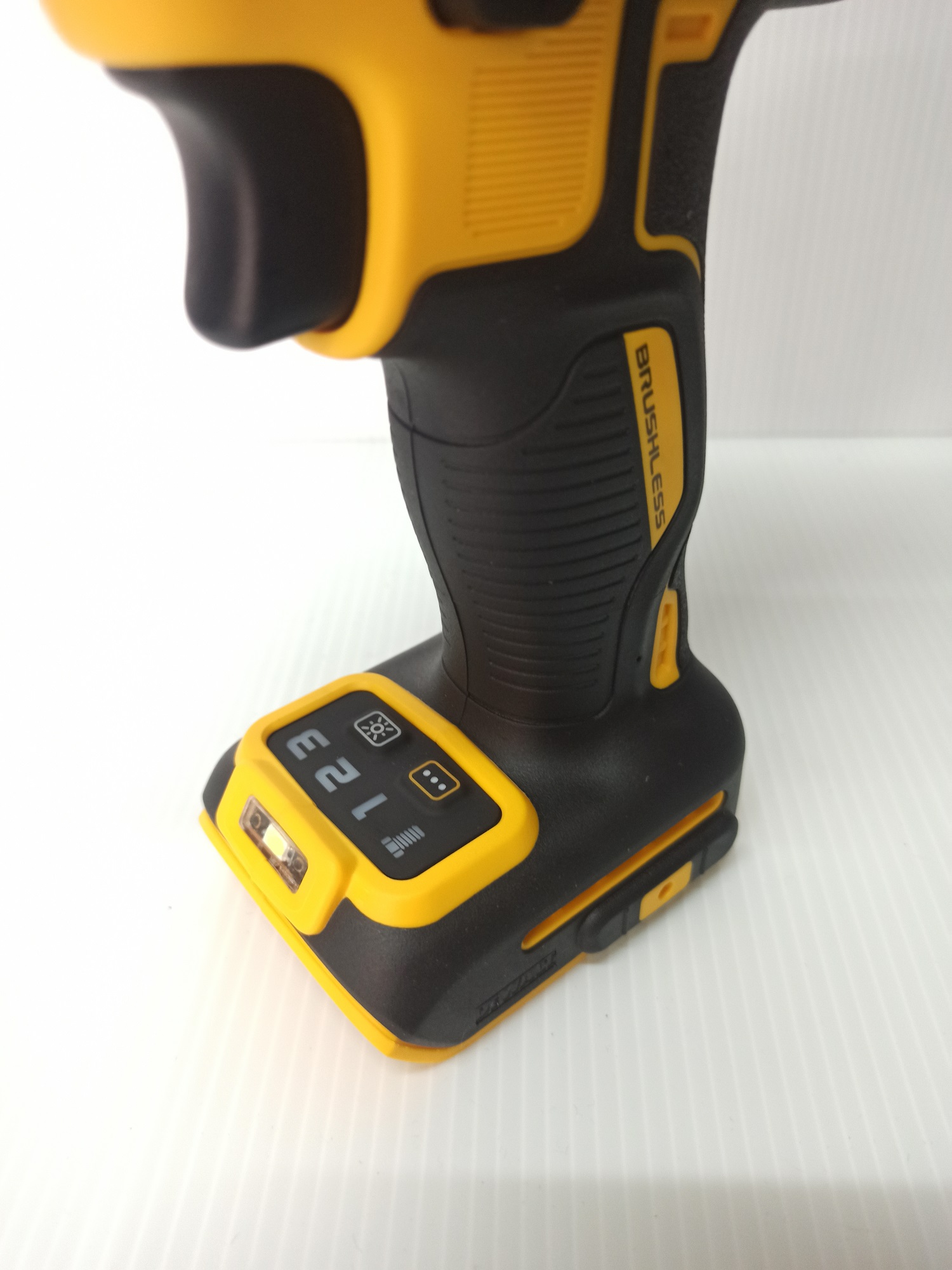 บล๊อก1/2ไร้สาย18V DCF891N DEWALT