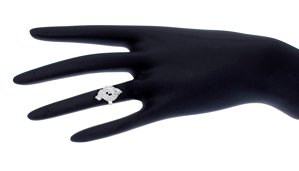 แหวนเพชร ประดับ เพชรCZ ตัวเรือนเงินแท้100% (เงินแท้92.5%) แหวนทรงเส้นไขว้ ดีไซน์เก๋หรูดูดี ฝังเพชรกลมประดับเคียงคู่เพชรสี่เหลี่ยมไล่ระดับกัน สวยขาดเริศๆ