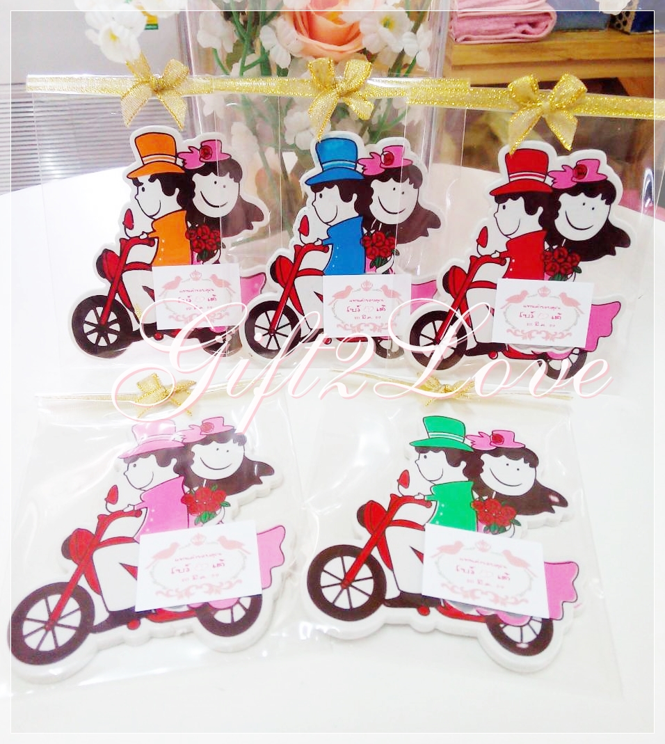 ที่เปิดขวดmagnet ลายบ่าวสาวจักรยาน แพคถุงพลาสติก