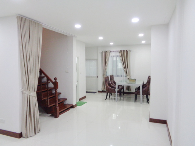 H1203 ขาย/ให้เช่า ทาวน์เฮ้าส์รีโนเวท หมู่บ้านวรารักษ์ เลียบคลองสอง27 หน้ากว้าง 5 เมตร เฟอร์ครบ แขวงสามวาตะวันตก เขตคลองสามวา กทม.10510