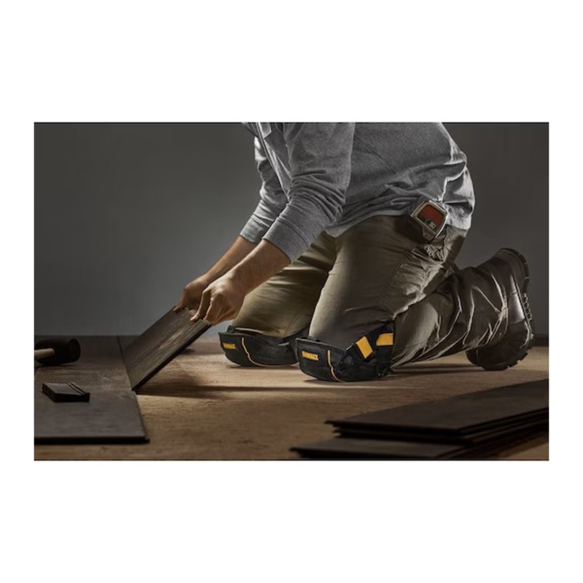 DEWALT แผ่นรองเข่าติดตั้งพื้น รุ่น DWST590014 พร้อมเจลรองรับแรงกระแทก