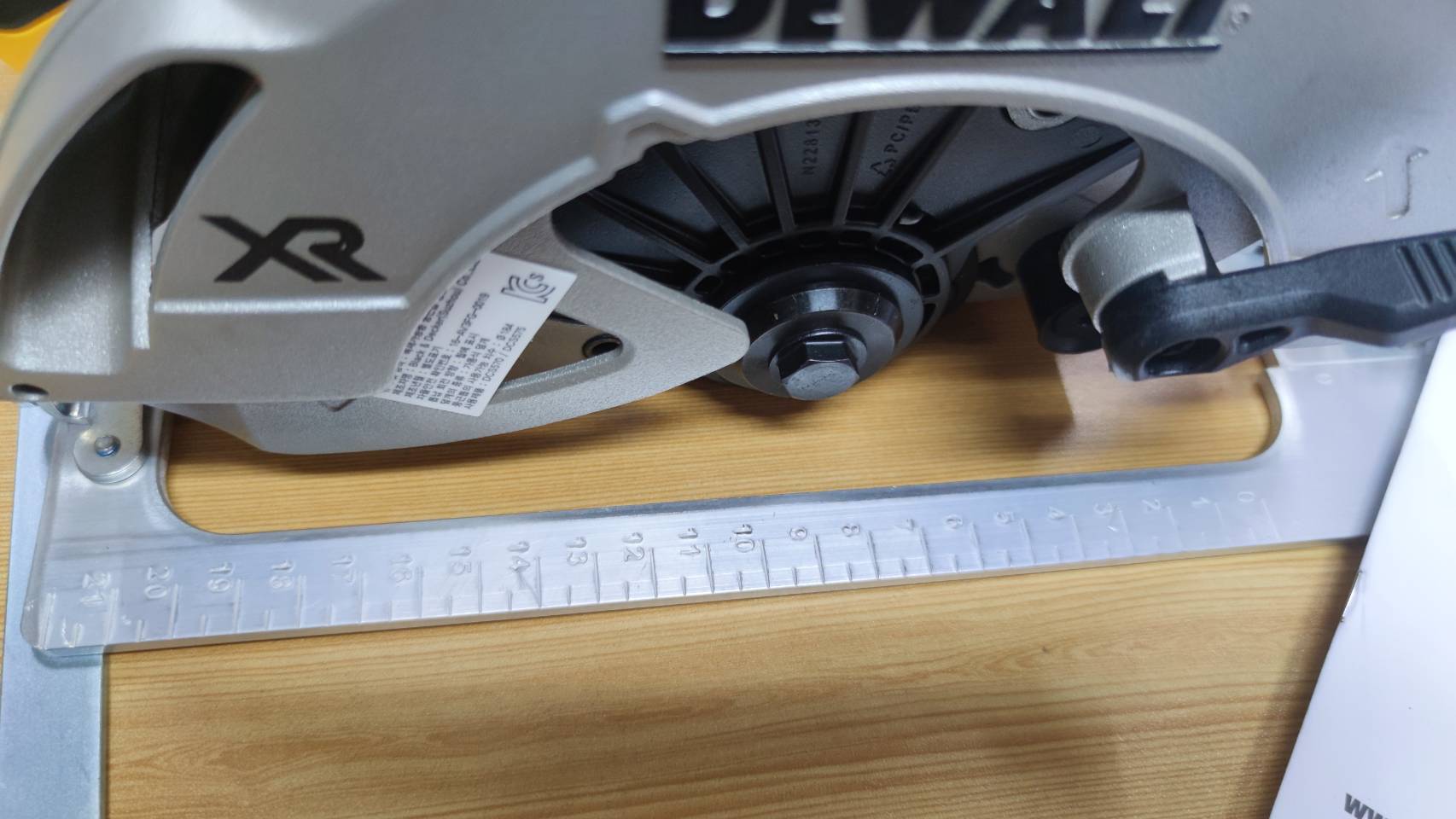 เลื่อยวงเดือน7" DCS570N DEWALT