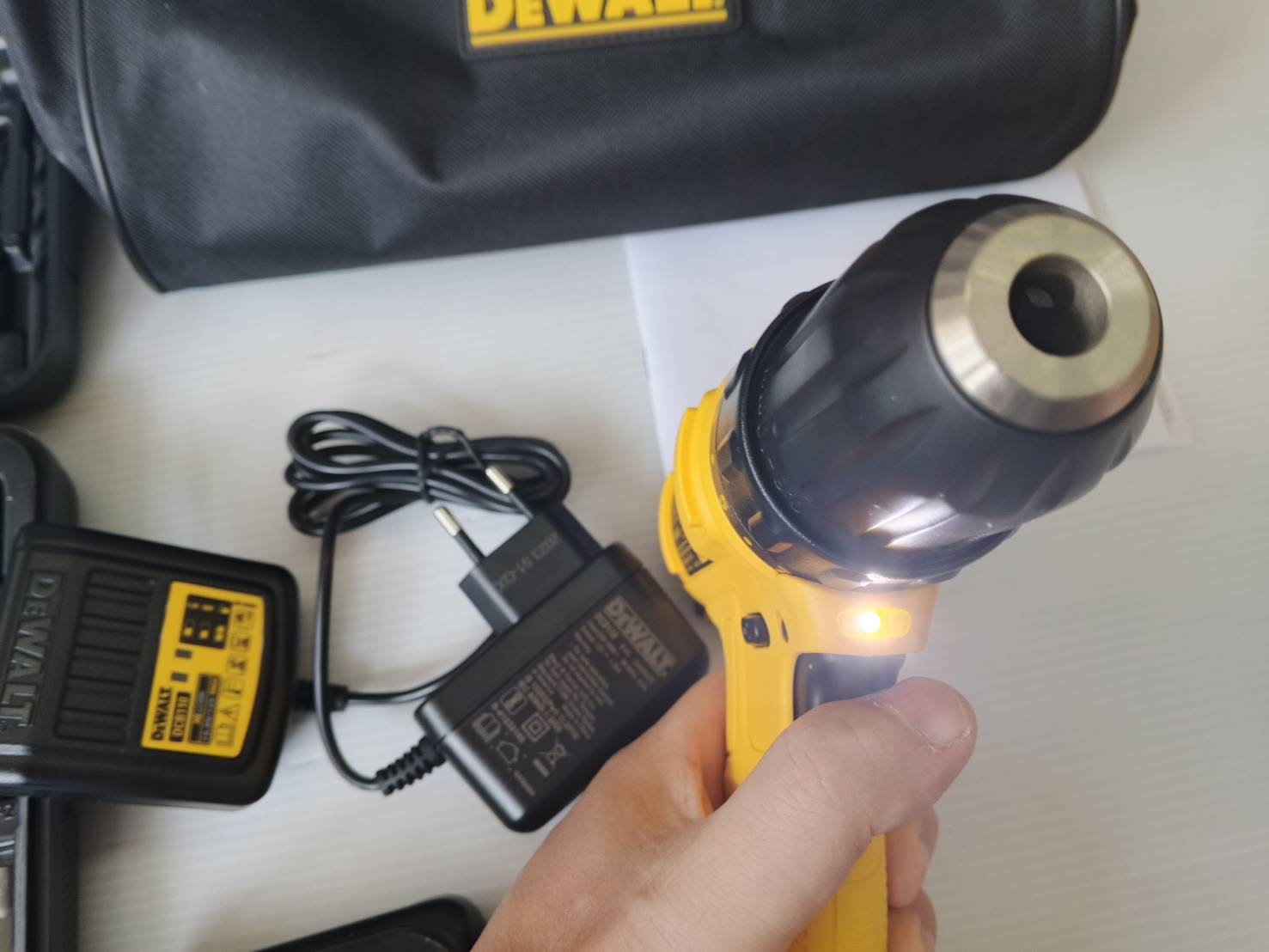 DEWALT รุ่น DCD700S2A-B1 สว่านไขควงไร้สาย 12V + ชุดดอก 109 ชิ้น