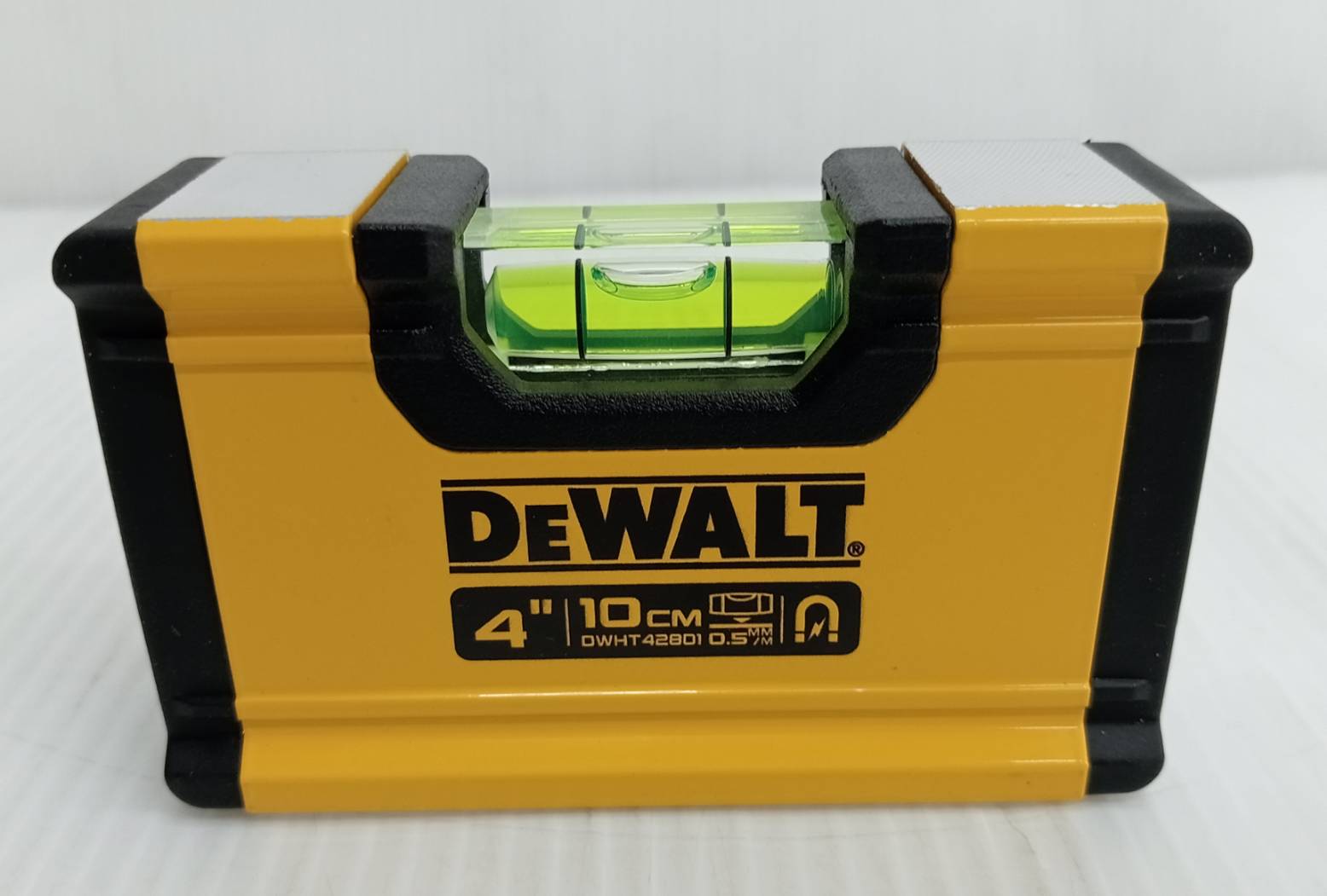 ระดับน้ำมินิ4" DWHT42801 DEWALT มีแม่เหล็ก