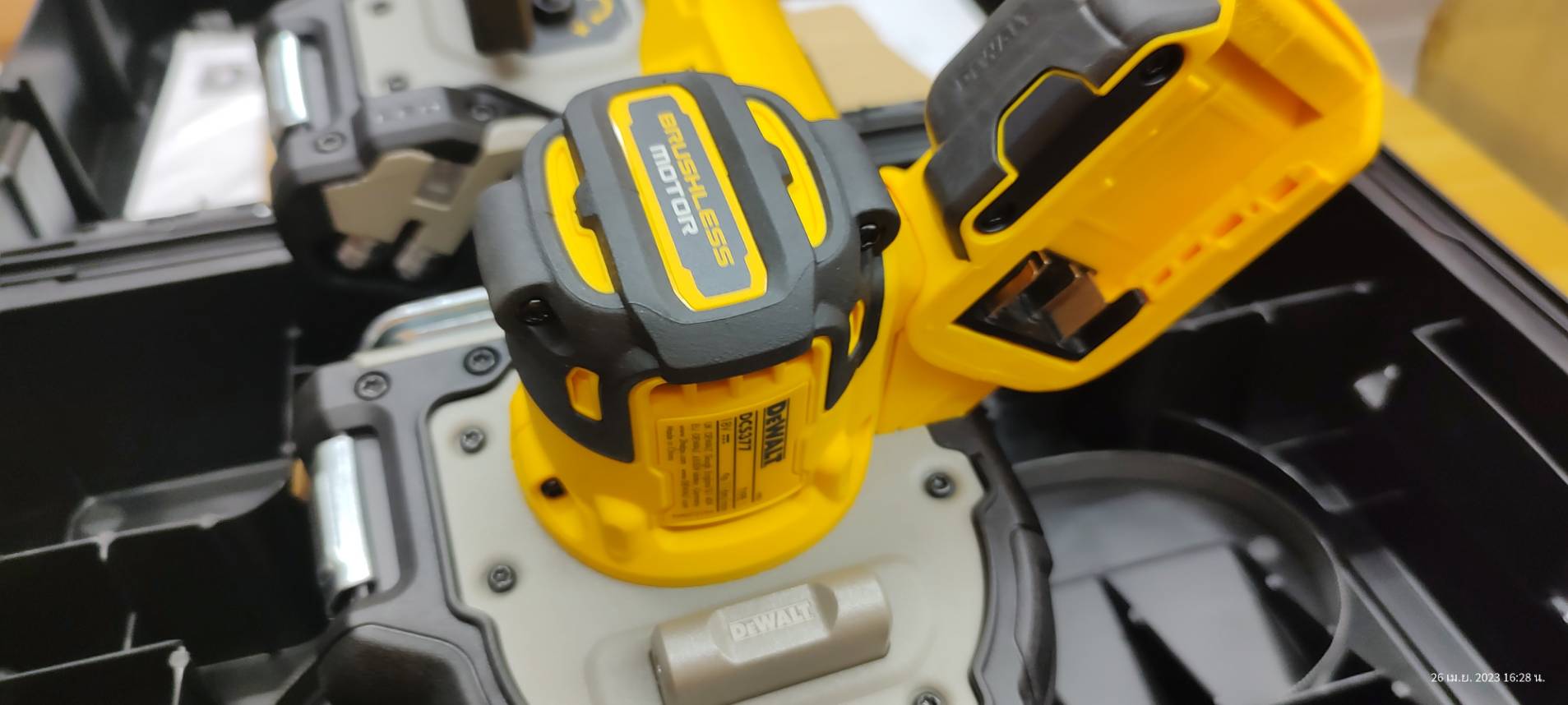 เลื่อยสายพายมือเดียว 18V DCS377NT DEWALT พร้อมกล่อง TSTAK