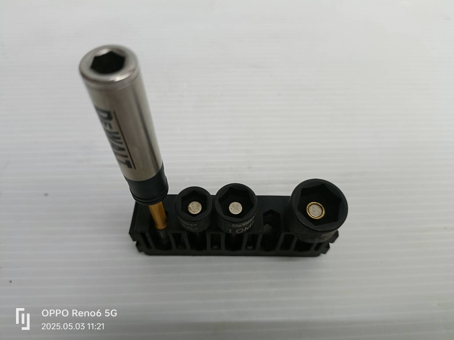 ชุดก้านต่อหัวบล็อก+ช่องเก็บดอก DT70826-QZ DEWALT ลูกบล็อกเบอร์ 8,10,13+ด้ามต่อแม่เหล็ก