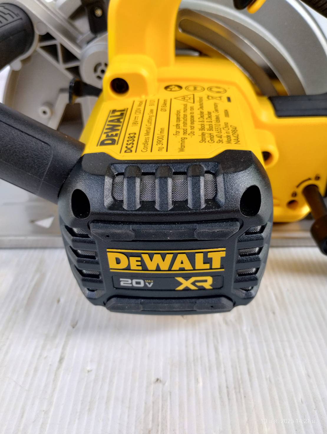 DEWALT รุ่น DCS383N-B1 เลื่อยวงเดือนตัดโลหะไร้สาย 20V Max XR ไร้แปรงถ่าน 7-1/4" (เฉพาะตัวเครื่อง)