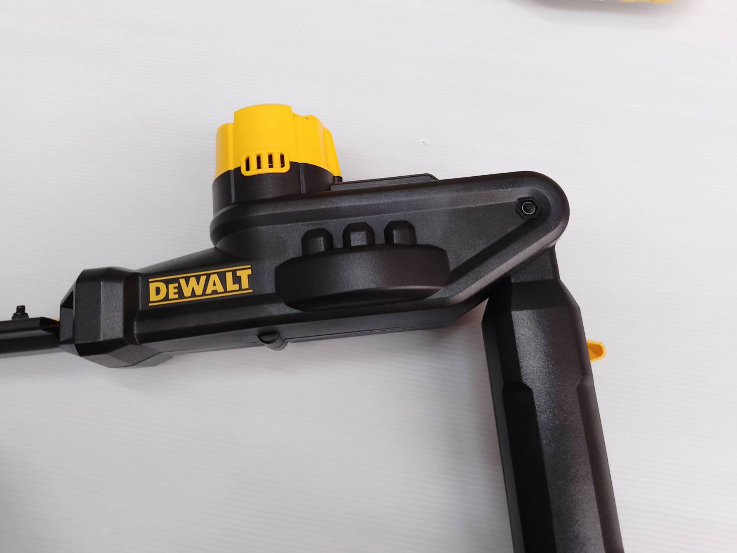 DEWALT เครื่องเล็มพุ่มไม้สูง18V DCMPH566N-XJ (ตัวเปล่า)