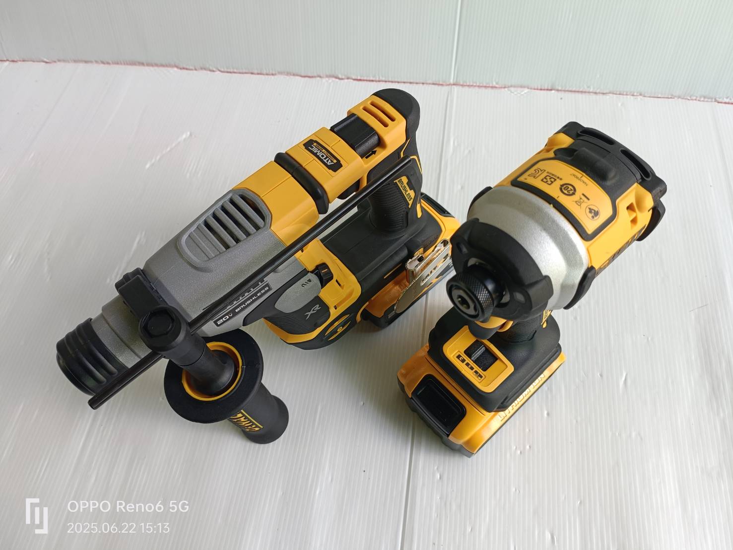 DEWALT รุ่น DCK2213P2TA-B1 ชุดคอมโบ้ไขควงกระแทกและสว่านโรตารี่ไร้สาย