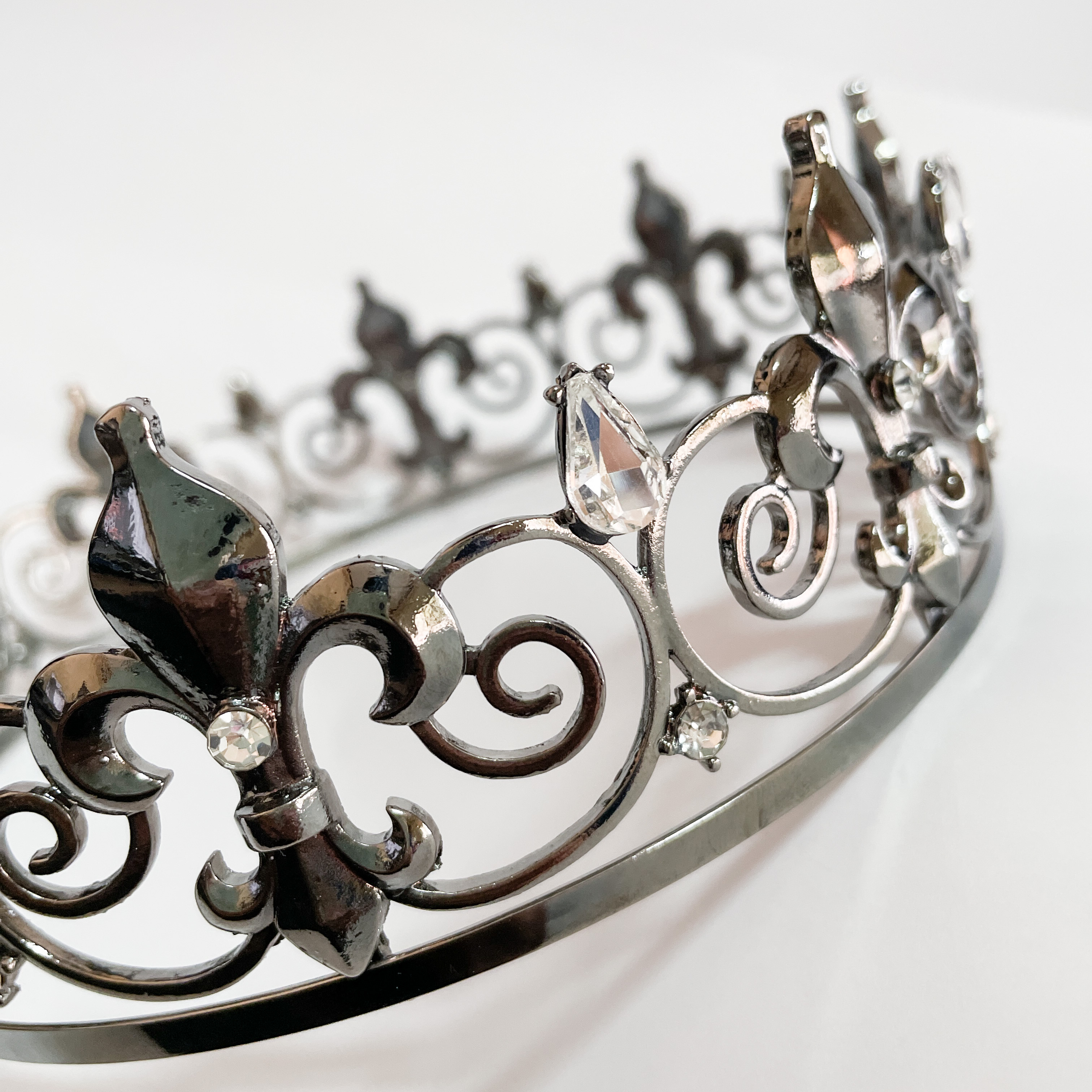 (พร้อมส่ง) มงกุฏผู้ชาย 026 สีดำ-พลอยขาว มงกุฎผู้ชาย มงกุฎเจ้าชาย งานสวย ปราณีต QCเพชรทุกเม็ด