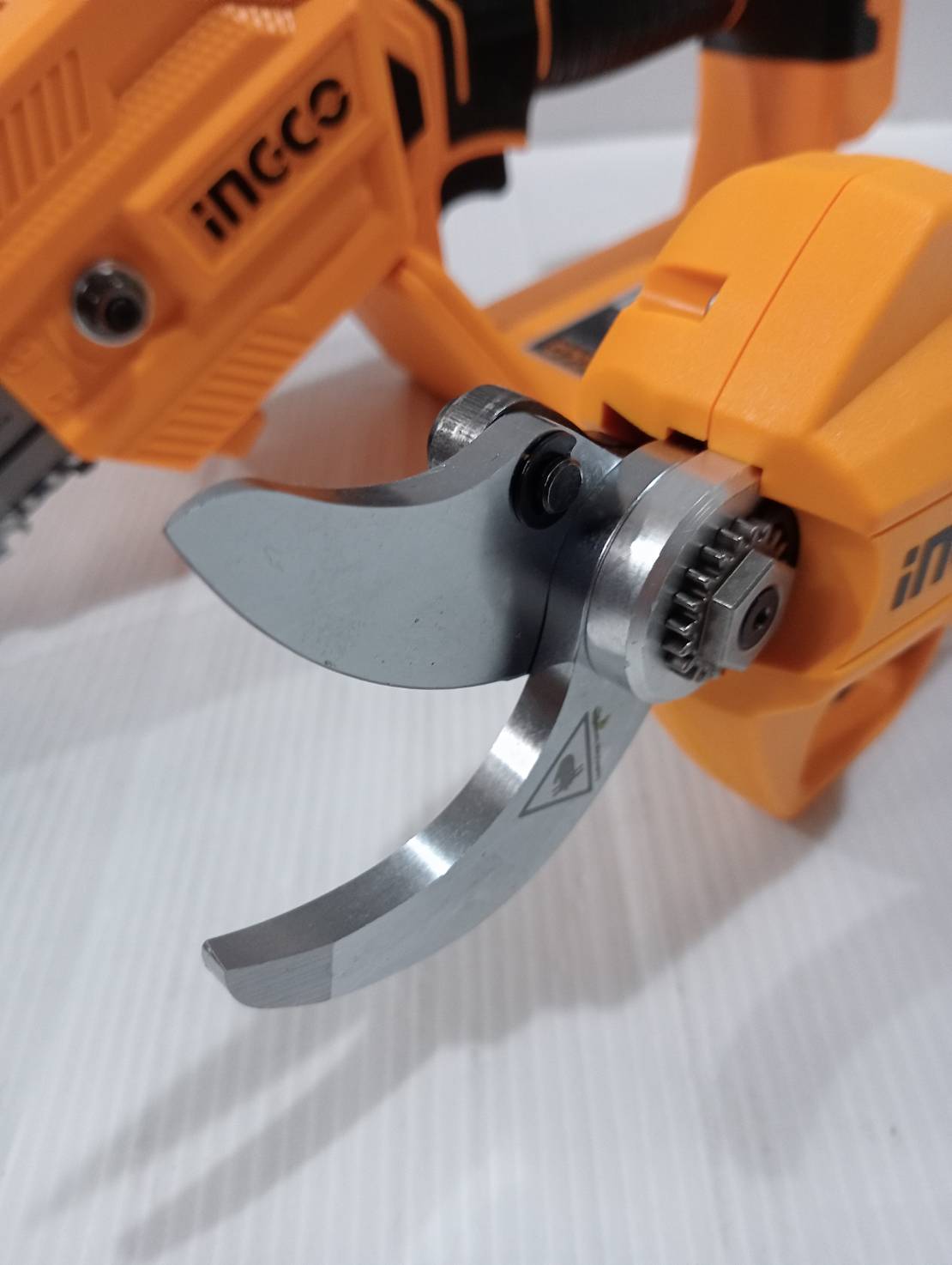 INGCO ชุดคอมโบ้เลื่อยโซ่5" + กรรไกรตัดกิ่ง 20V COSLI23065 ครบชุดพร้อมแบต แท่นชาร์จ