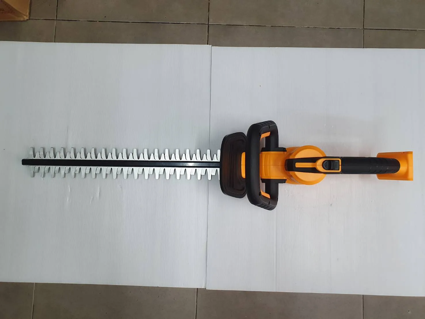 เครื่องแต่งพุ่มไม้20V CHTLI20018 INGCO (ตัวเปล่า)