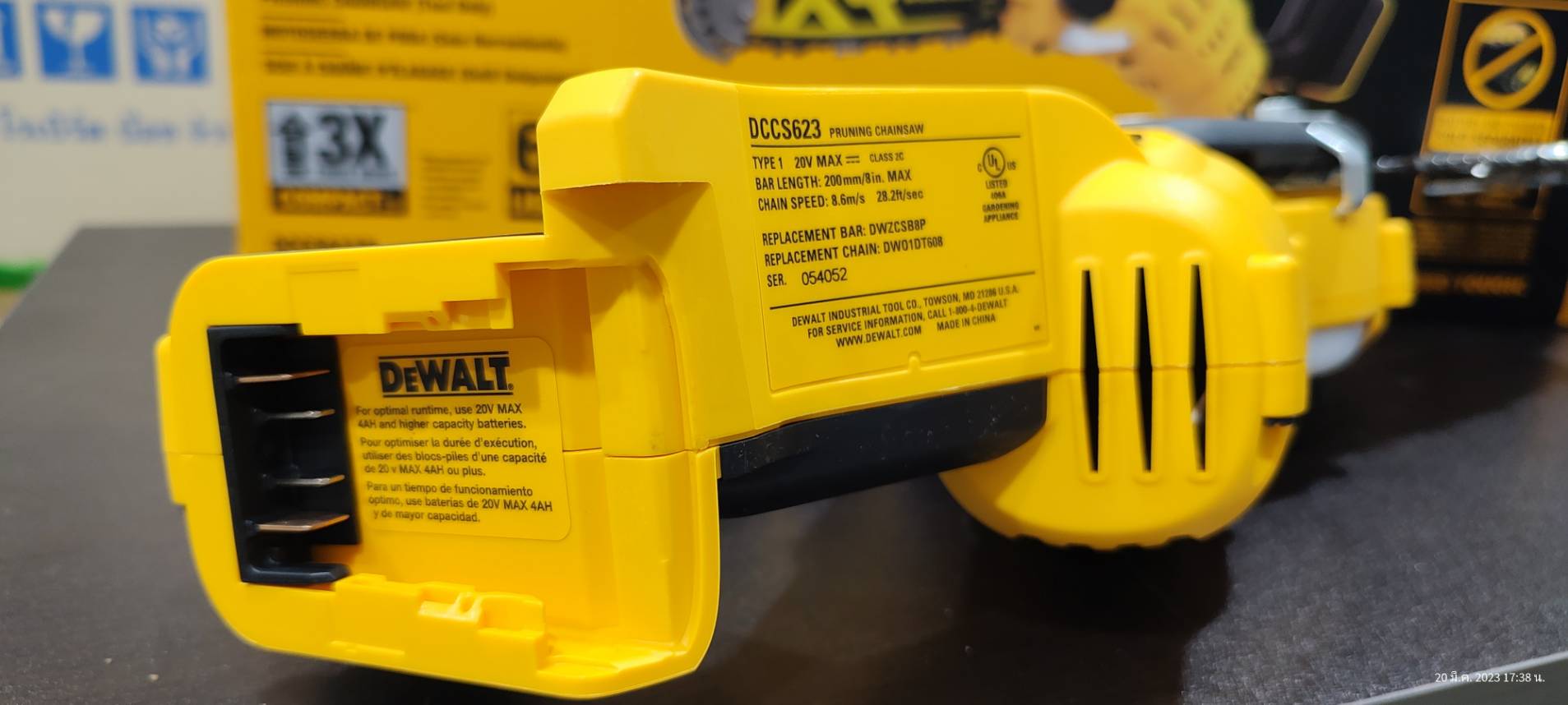 DEWALT เลื่อยโซ่มือเดียวไร้สาย 20V Max บาร์ 8 นิ้ว เฉพาะตัวเครื่อง มอเตอร์ไร้แปรงถ่าน รุ่น DCCS623B