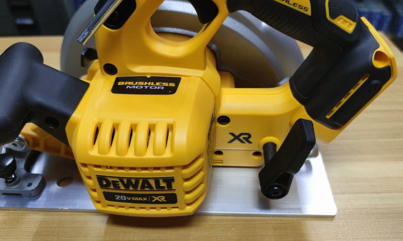 เลื่อยวงเดือน7" DCS570N DEWALT