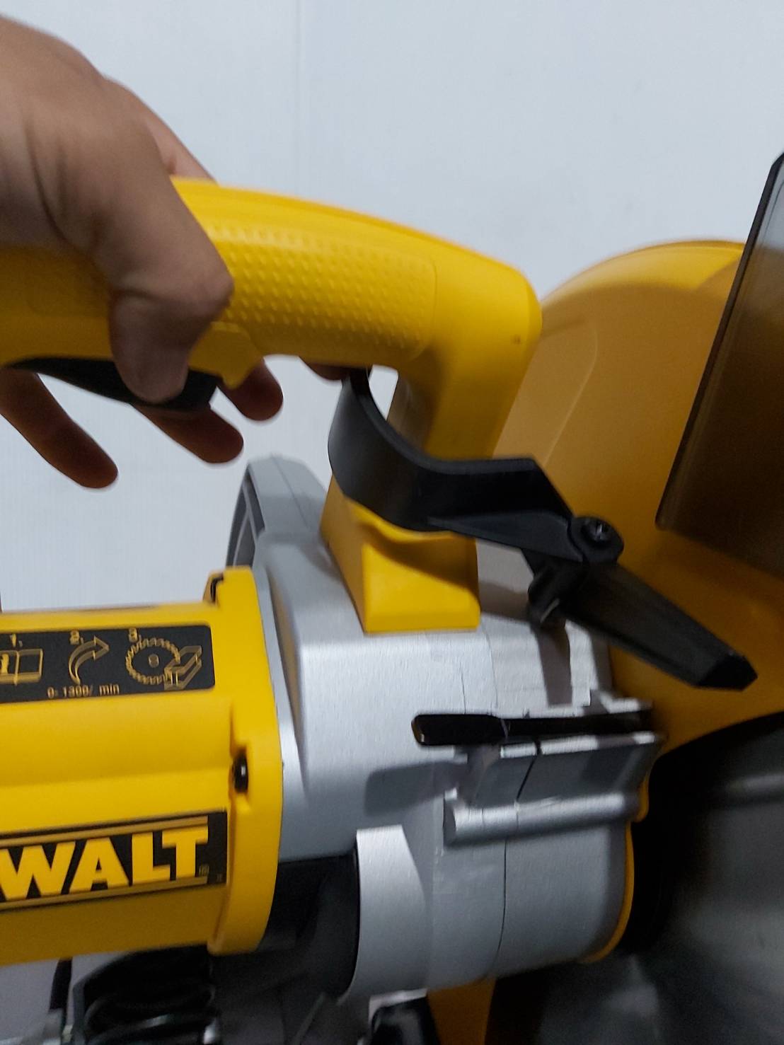 แท่นตัดเหล็กไร้สะเก็ดไฟ14" DW872 DEWALT