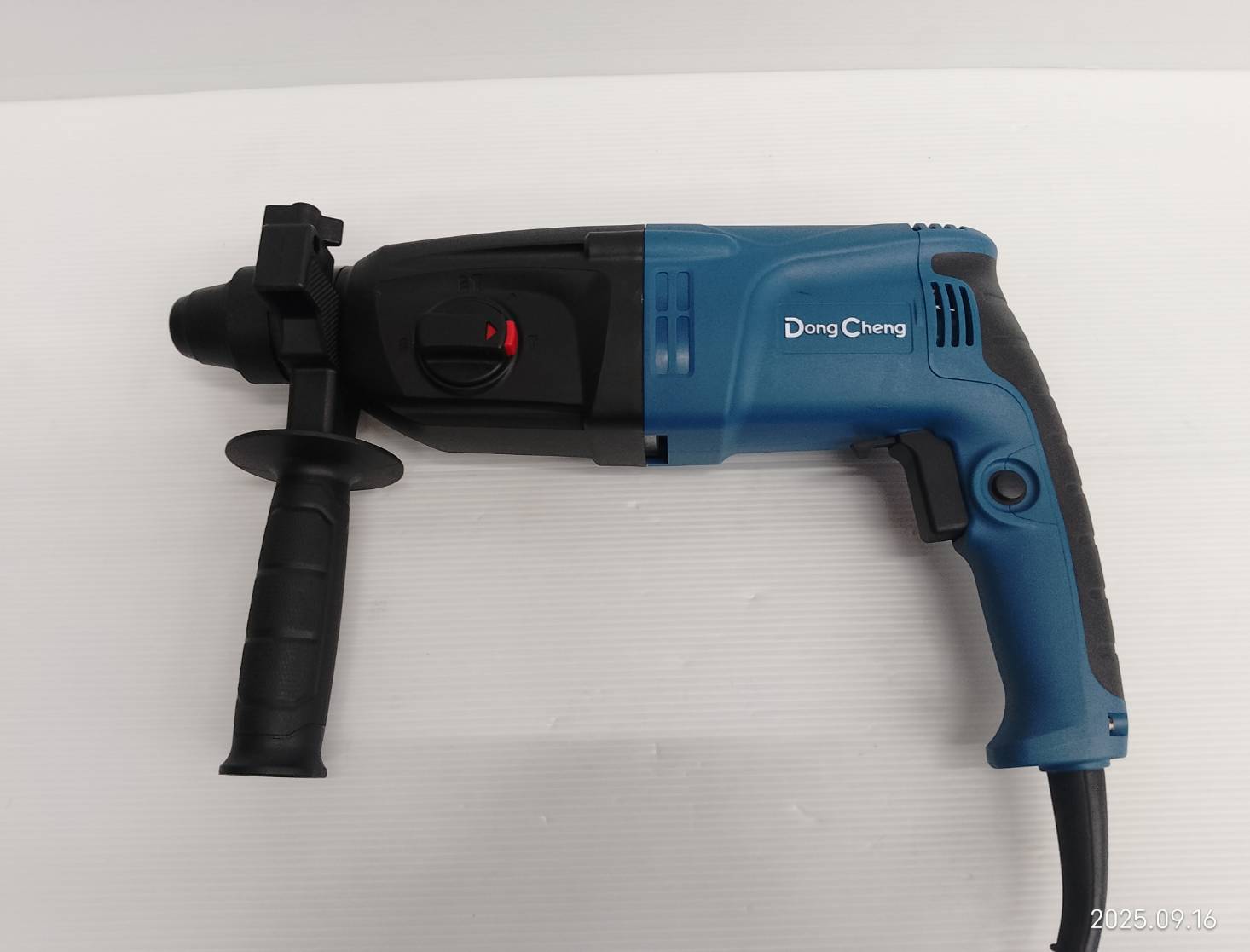 DONG CHENG สว่านโรตารี่ 3ระบบ SDS-PLUS 800W รุ่น DZC05-26B