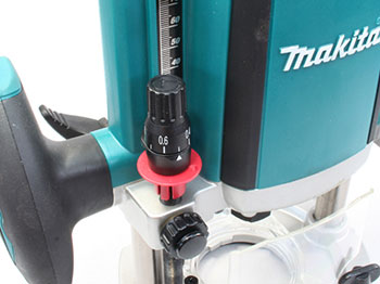 MAKITA เร้าเตอร์ไฟฟ้า 4 หุน (2100W) RP2301FC05