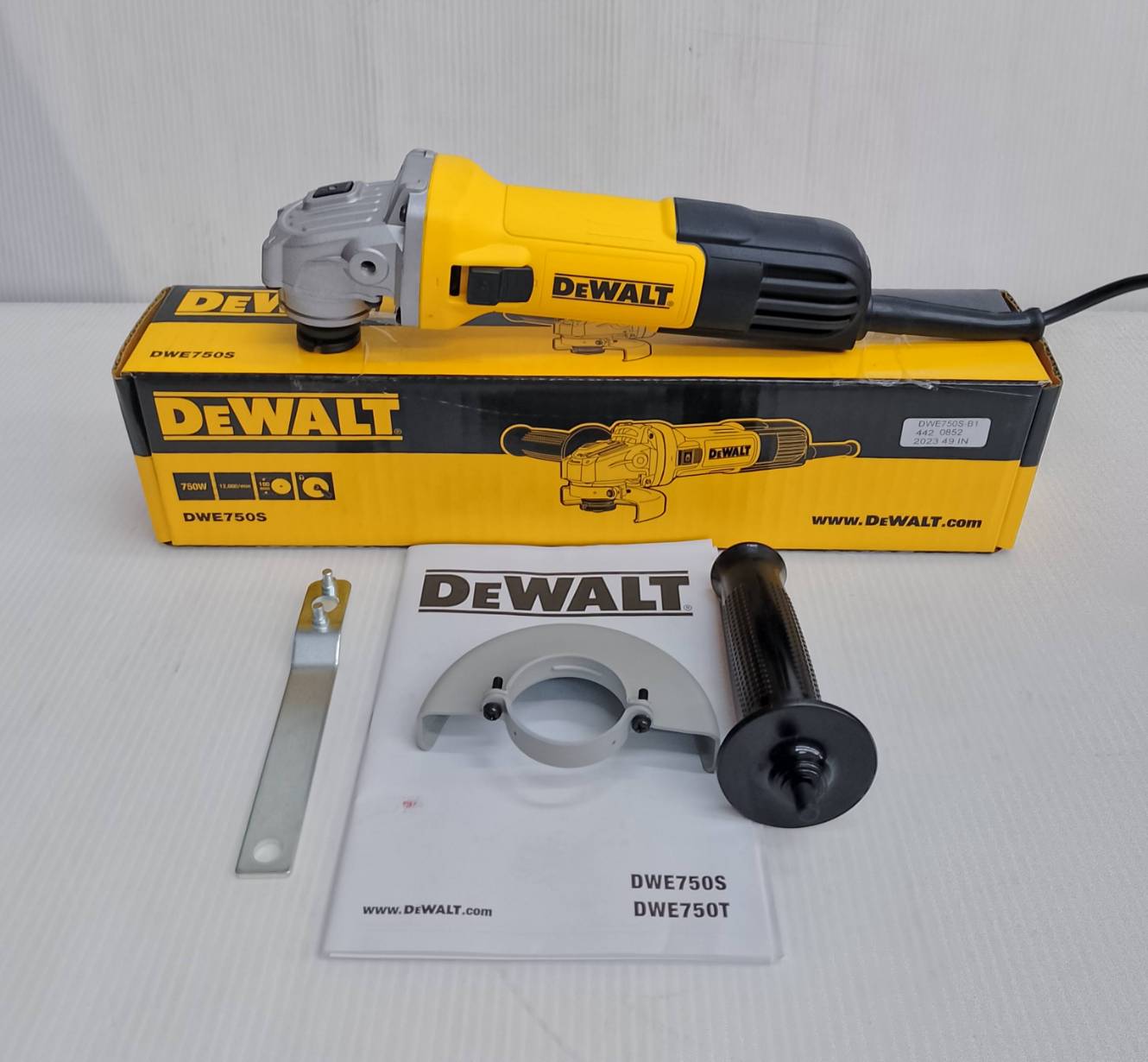 เครื่องเจียร4" DWE750S DEWALT รุ่นอัลต้าสลิม สวิตช์เลื่อนข้าง