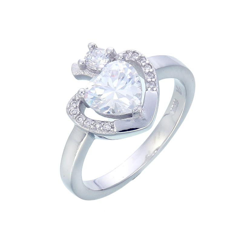 แหวนทองคำขาว ประดับเพชร CZ แหวนหัวใจประดับเพชรกลมขาวเม็ดโตๆ ขอบหัวใจล้อมเพชรเม็ดเล็กๆ ประกายแวว วาวงามจับใจ