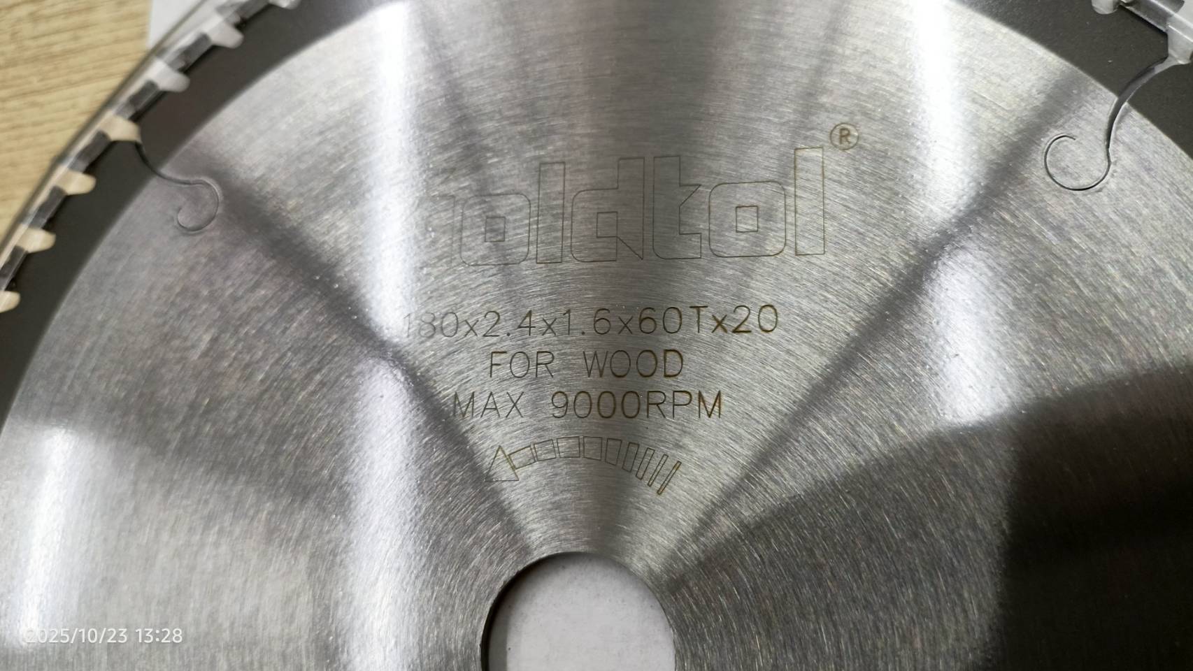 ใบเลื่อยวงเดือนตัดไม้ 7"x60T GOLDTOL (เขี้ยว Anti-Kickback) 31494005