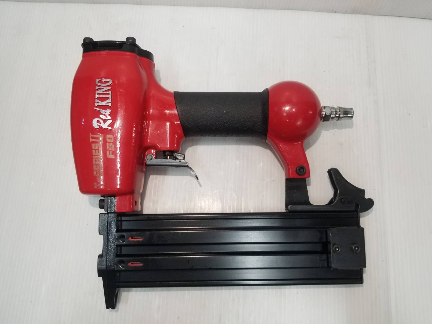 แม็กยิงตะปูลม ขาเดี่ยว F-50 REDKING (T SERIES) II เซฟตี้ไกปืน