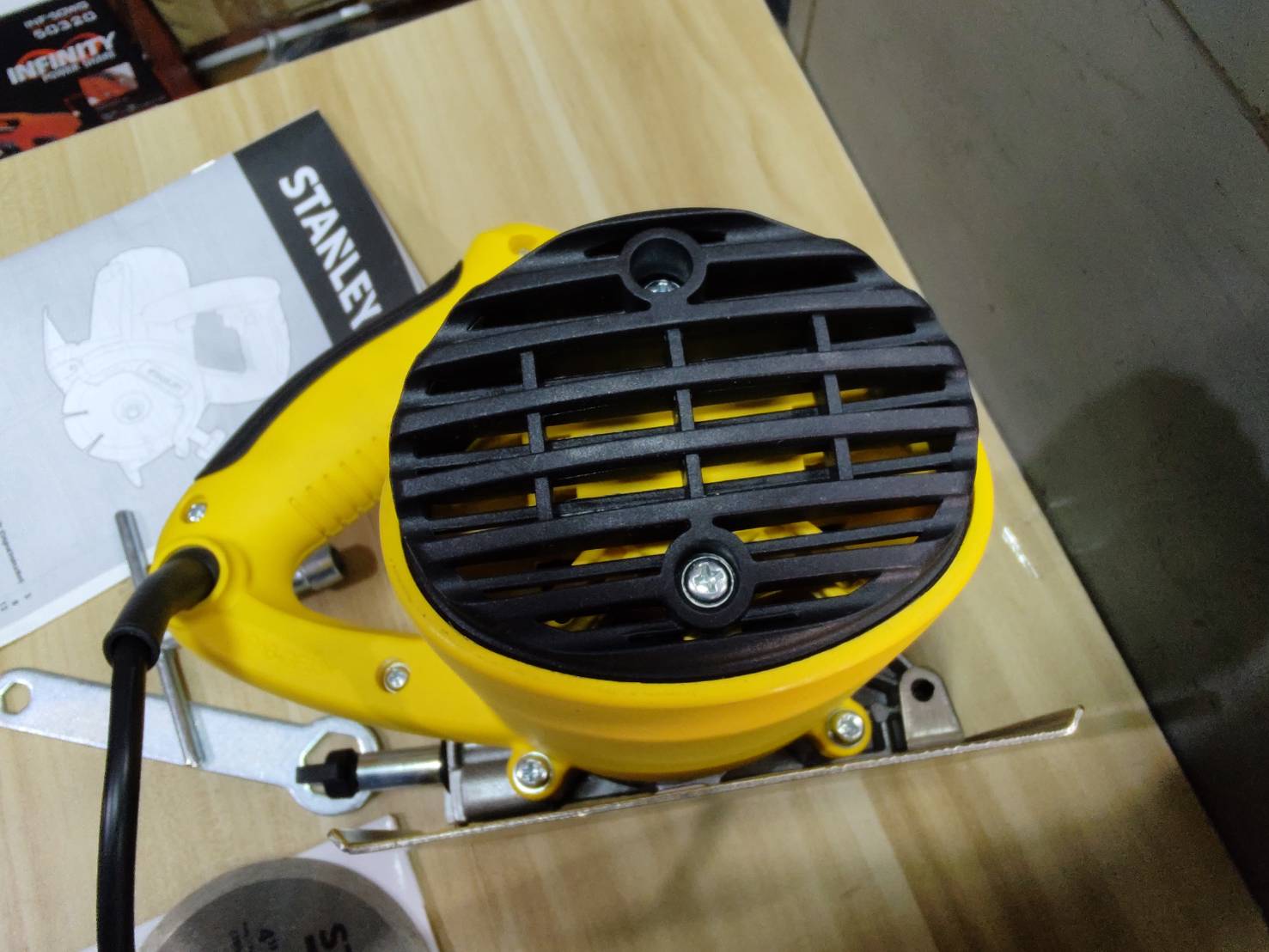 เครื่องตัดกระเบื้อง 4 นิ้ว รุ่น STSP125 (1320วัตต์) STANLEY