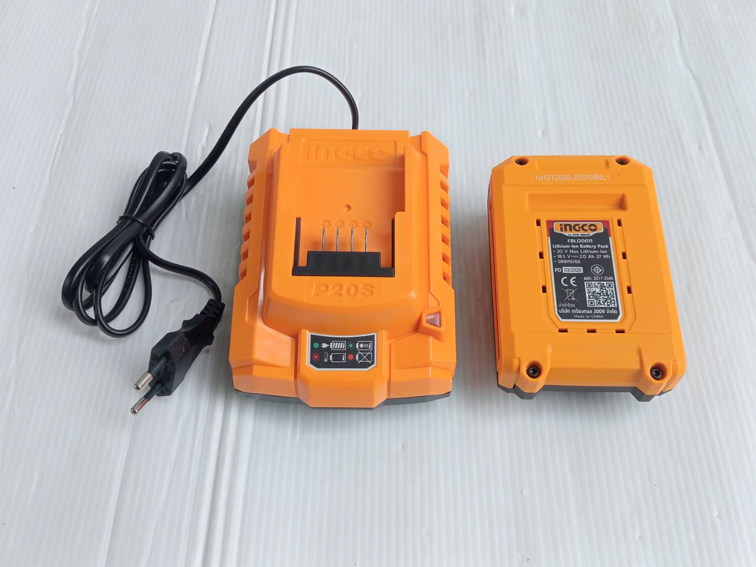 INGCO เครื่องดูดสั่นกระเบื้องไร้สาย 20 โวลต์ รุ่น CTVLI20018 แรงดูดกระเบื้องสูง 60 กก. รวมแบตเตอรี่และแท่นชาร์จ