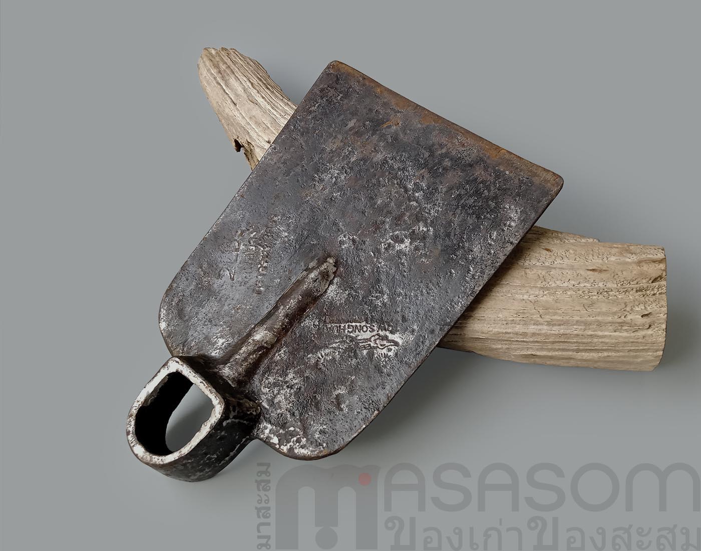 จอบเหล็กเก่าตราจระเข้