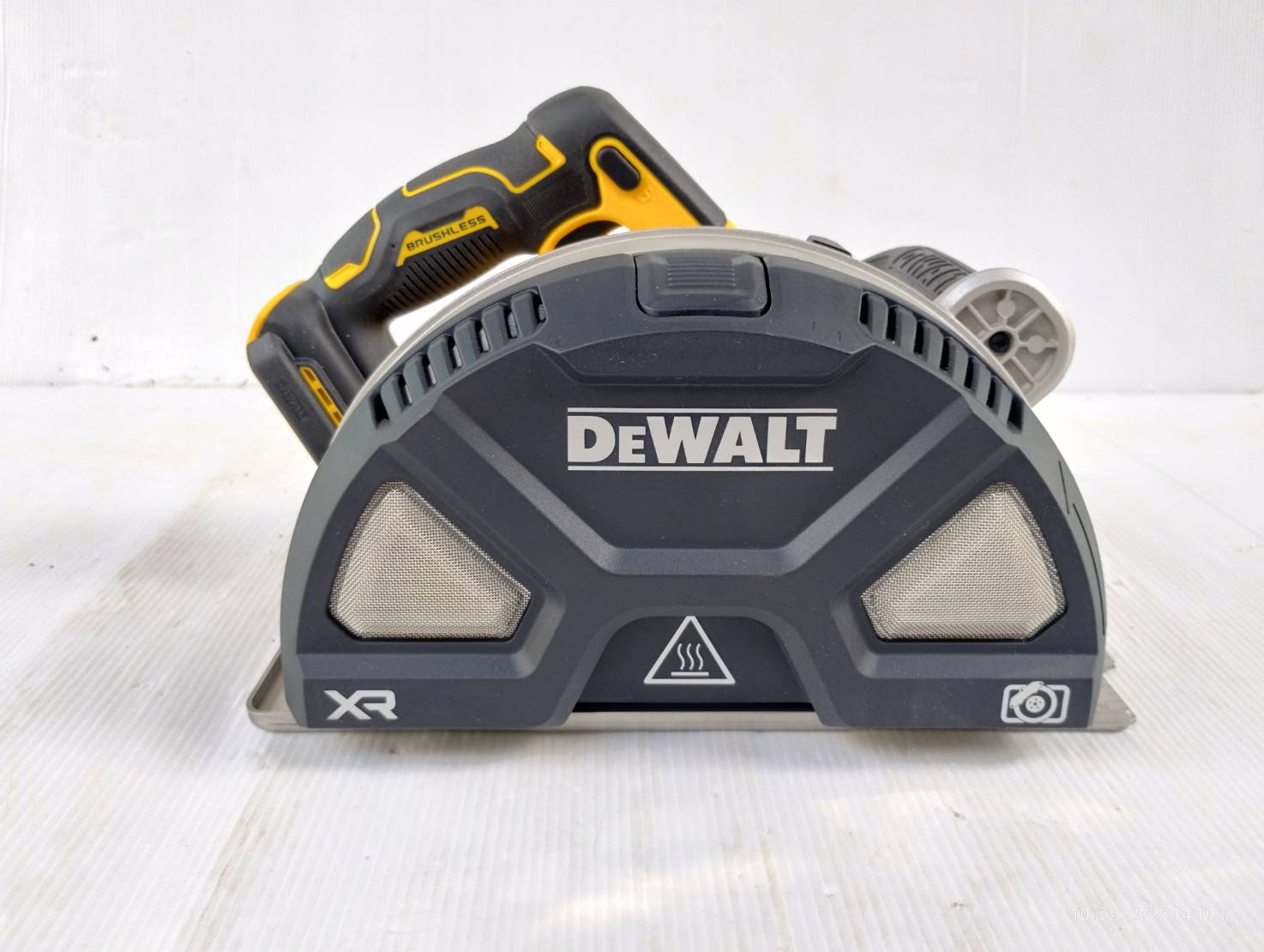 DEWALT รุ่น DCS383N-B1 เลื่อยวงเดือนตัดโลหะไร้สาย 20V Max XR ไร้แปรงถ่าน 7-1/4" (เฉพาะตัวเครื่อง)