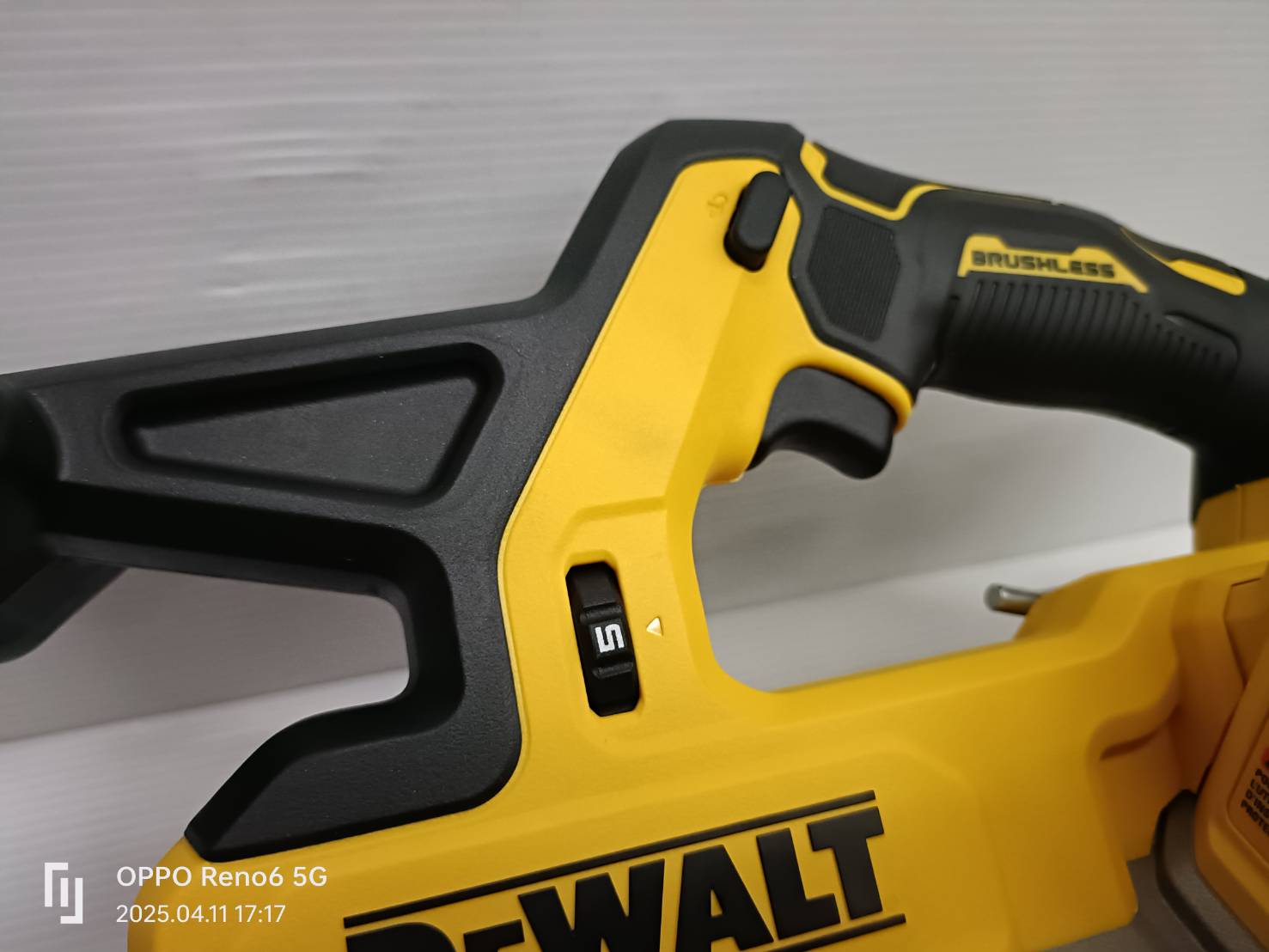 เลื่อยสายพายมือเดียว 20V DCS378B DEWALT