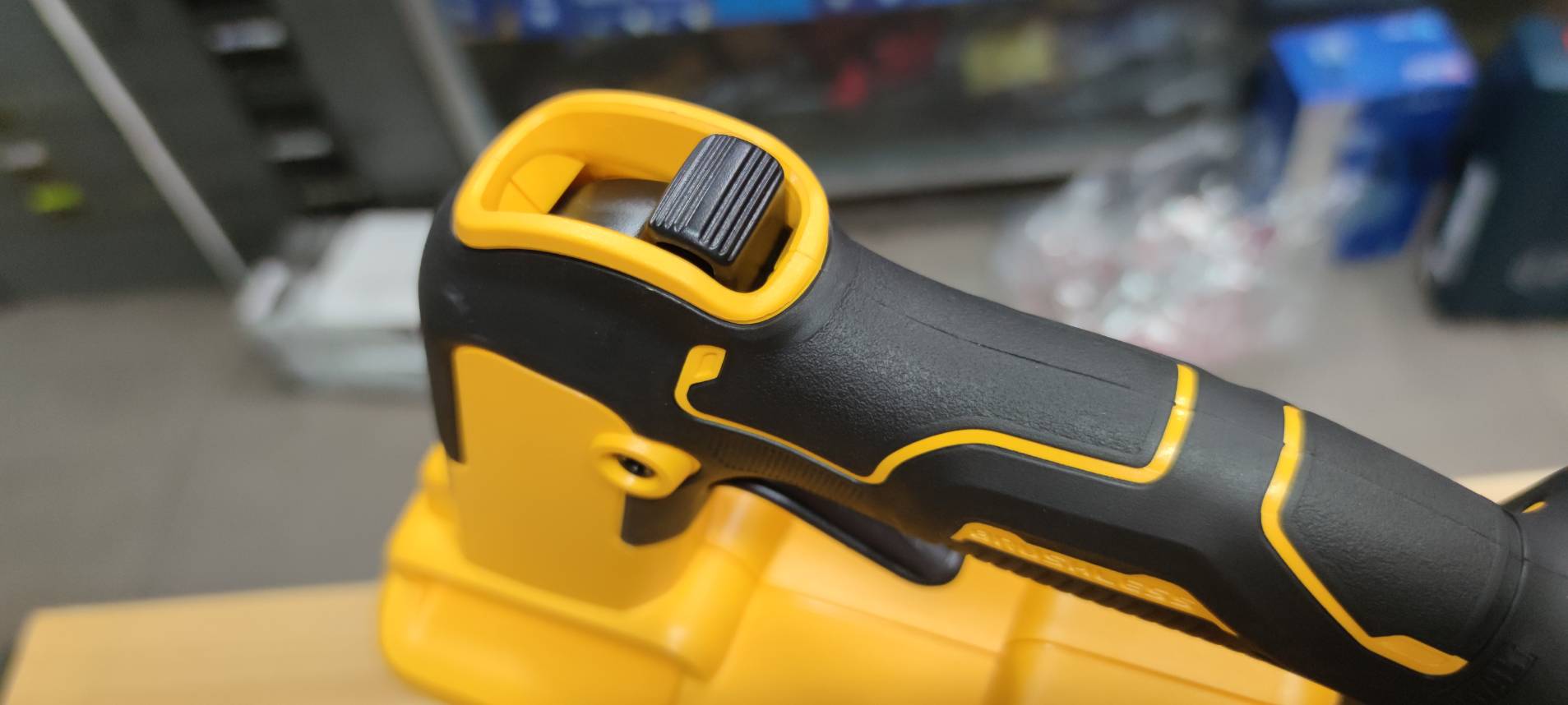 เครื่องเป่าลมไร้สาย 20V รุ่น DCMBL562N DEWALT