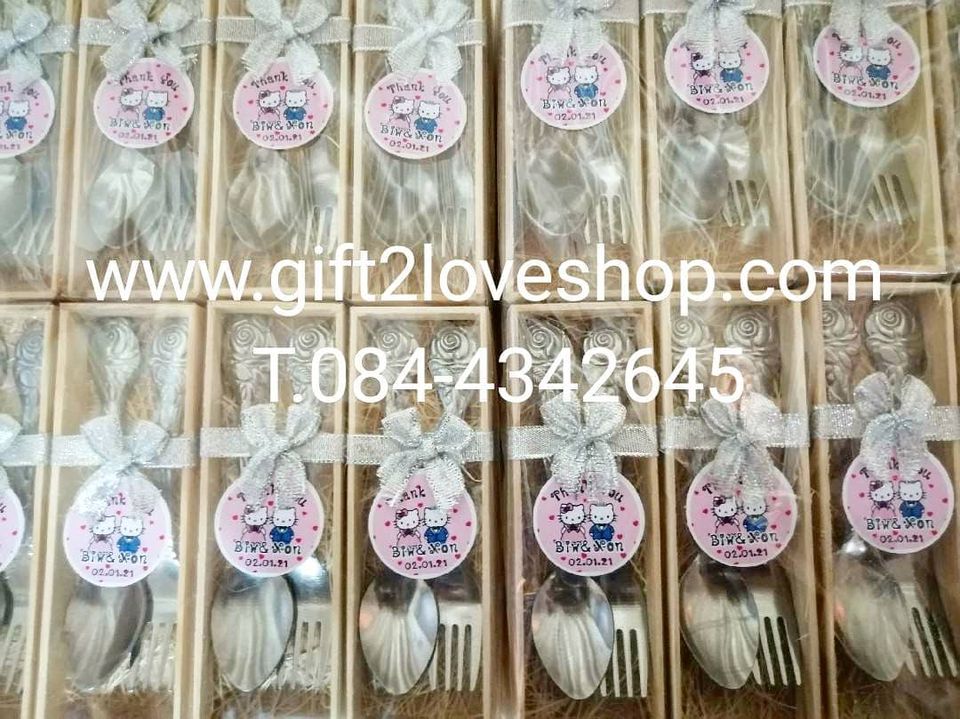 ช้อนส้อมสีเงินกล่องไม้