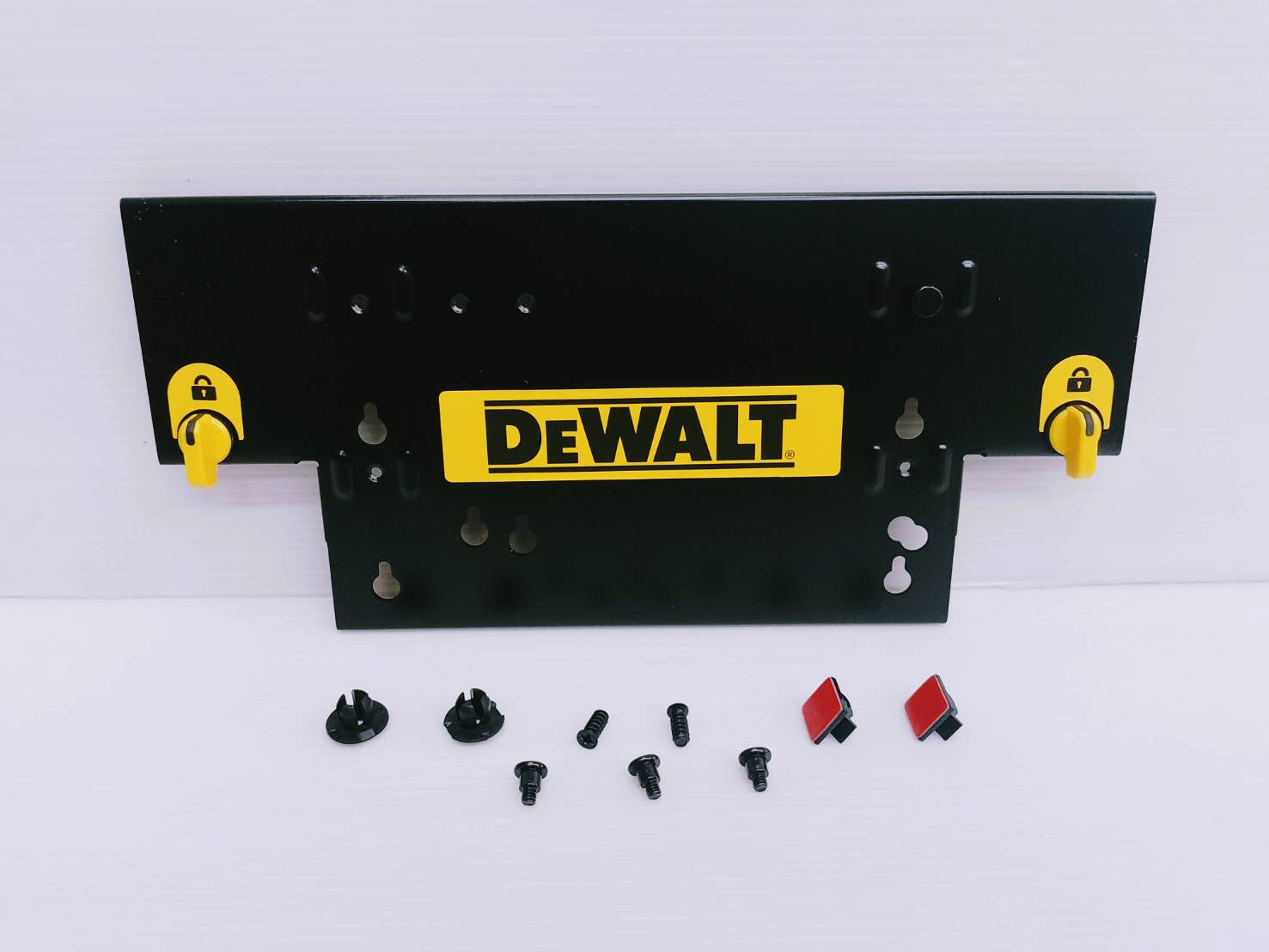 ที่แขวนแท่นชาร์จ DWST82821 DEWALT Battery Charger Rail Mount