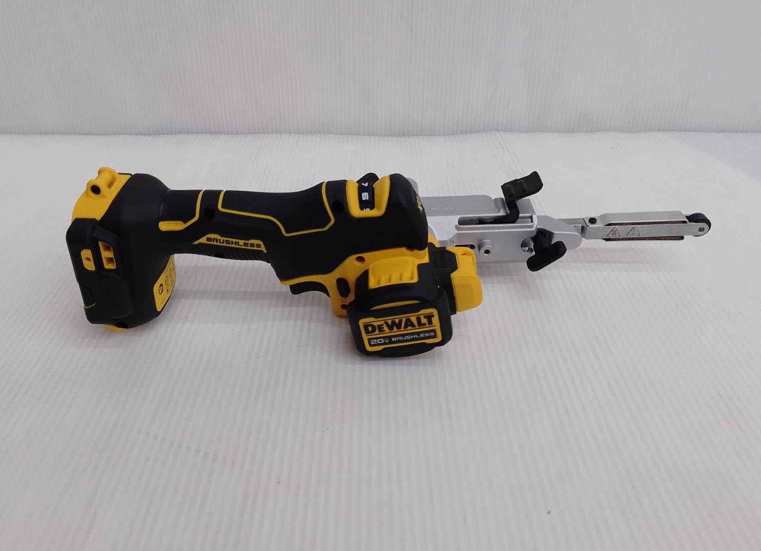 เครื่องขัดกระดาษทรายเข็มขัด20V DCM200N DEWALT (เฉพาะตัวเครื่อง)