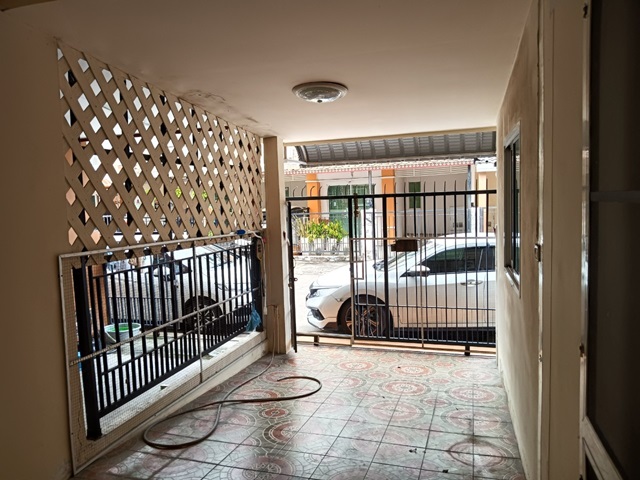 H1179 ขายทาวน์เฮ้าส์ หมู่บ้านพฤกษาวิลล์ 36 สรงประภา-ดอนเมือง 17.5 ตร.วา ตำบลหลักหก อำเภอเมือง ปทุมธานี ต่อเติมหน้าหลัง อยู่ต้นโครงการ