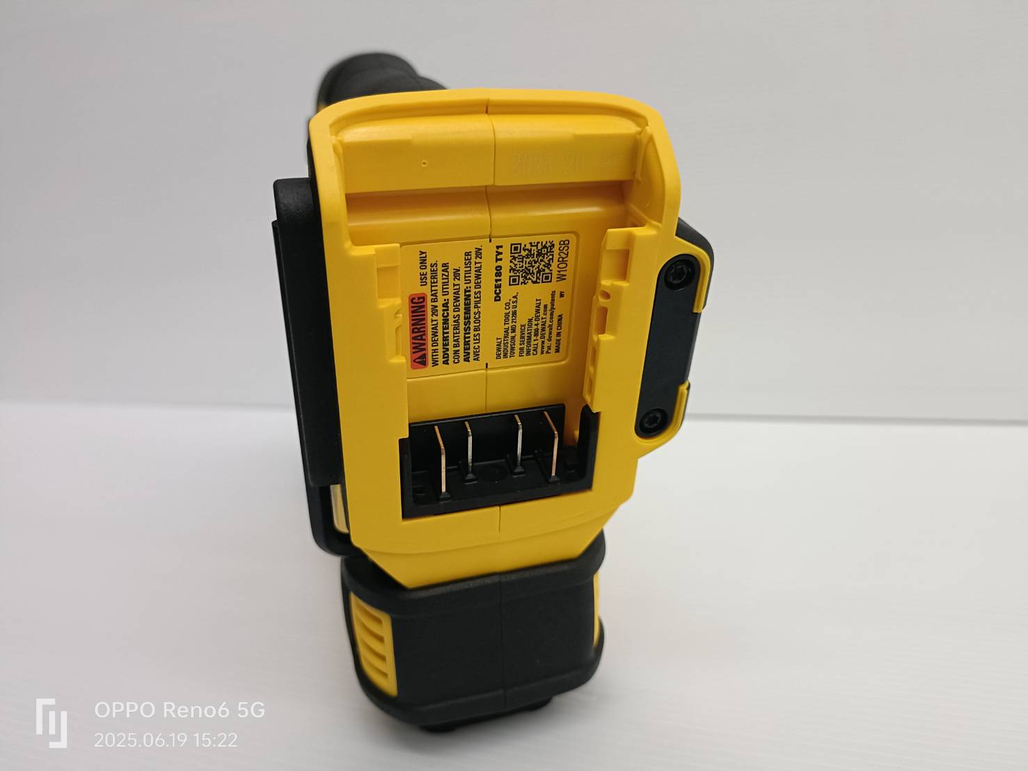 DeWALT เครื่องตัดท่อพลาสติก รุ่น DCE180B 20V MAX (เครื่องเปล่า)
