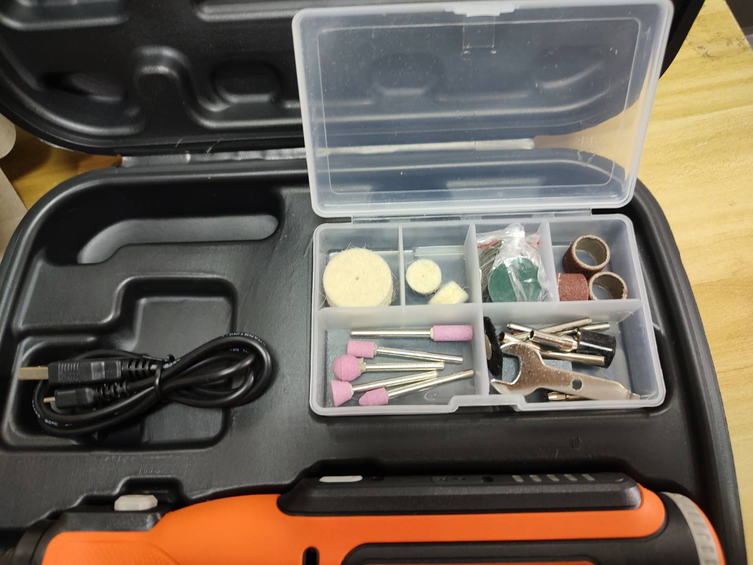เจียรอเนกประสงค์8V พร้อมอุปกรณ์35ชิ้น BCRT8K35-B1 BLACK&DECKER