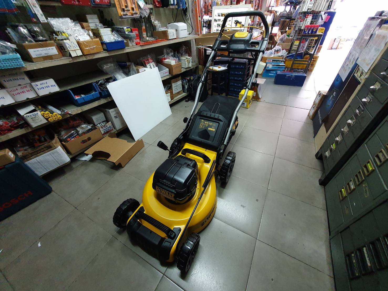 เครื่องตัดหญ้ารถเข็นไร้สาย 18V+18V DCMW564N DEWALT (ตัวเปล่า)