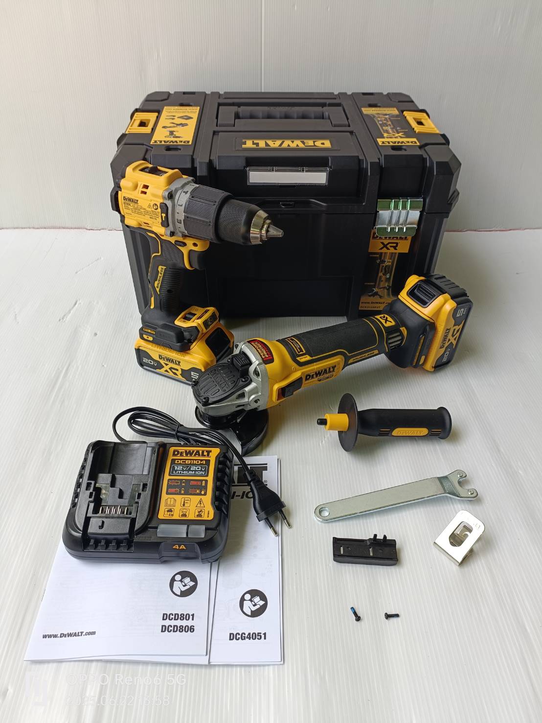 DEWALT รุ่น DCK2026P2T-B1ชุดคอมโบ้สว่านกระแทกและเครื่องเจียรไร้สาย