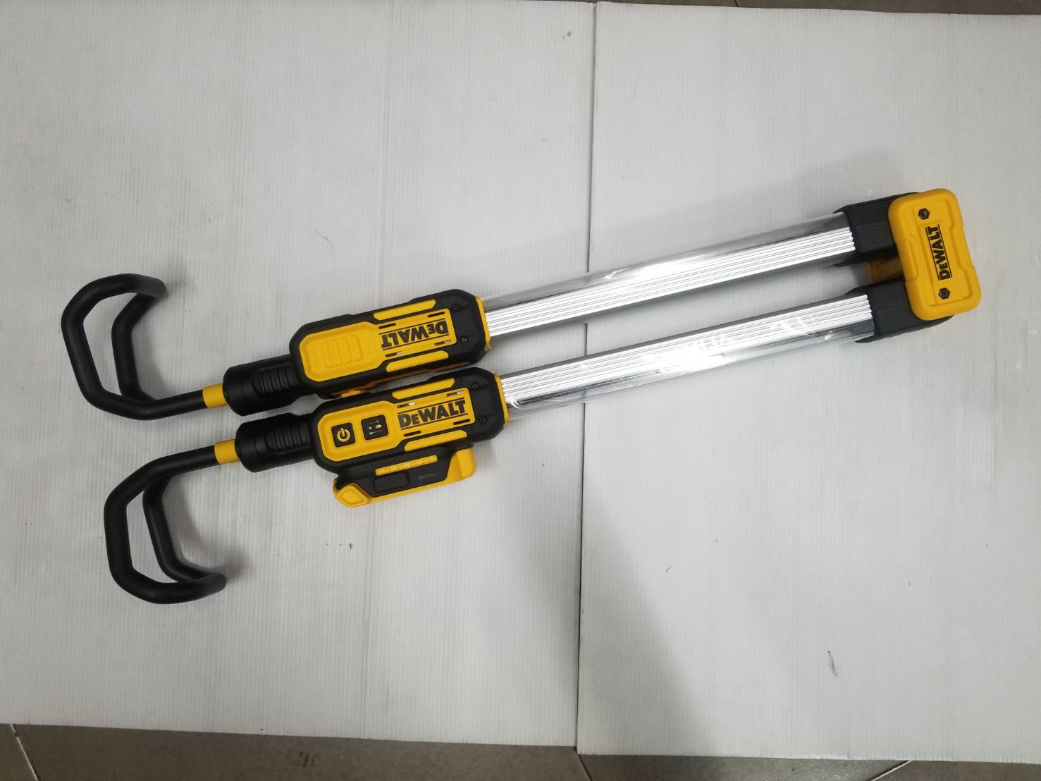 ไฟLED 12V-20V DCL045-XJ DEWALT